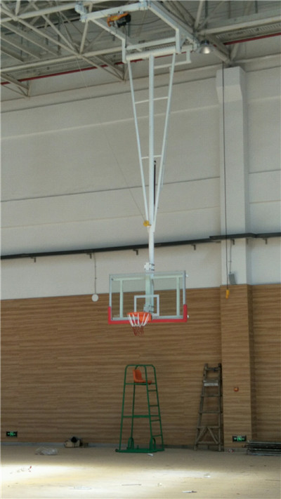 江西南昌某中學室內(nèi)場館懸掛式電動籃球架安裝現(xiàn)場