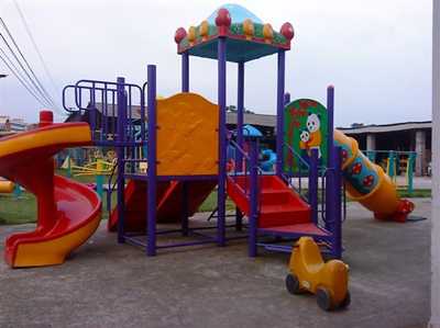 孩子玩幼兒園滑梯注意危險系數(shù)高嗎？